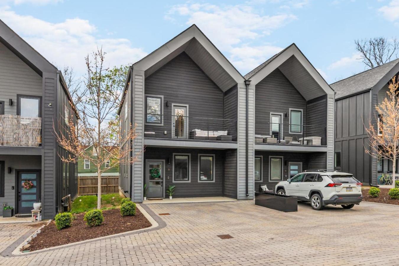 Luxe With Gated Parking Private Balcony And 4 Miles To Downtown Holiday home *