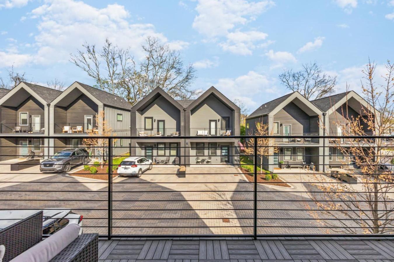 Luxe With Gated Parking Private Balcony And 4 Miles To Downtown Holiday home *