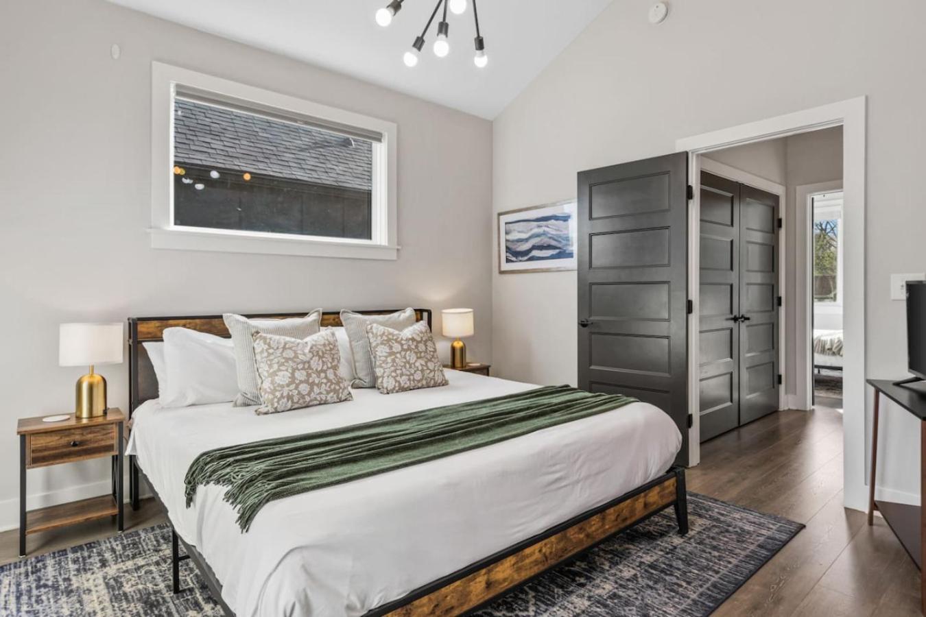 Holiday home Luxe With Gated Parking Private Balcony And 4 Miles To Downtown Nashville