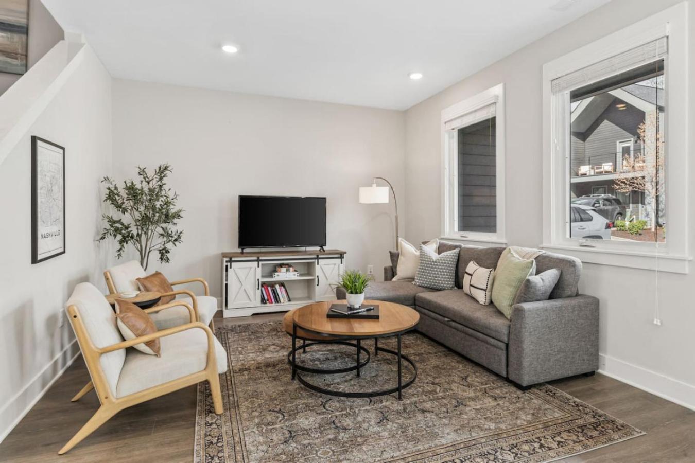 Holiday home Luxe With Gated Parking Private Balcony And 4 Miles To Downtown