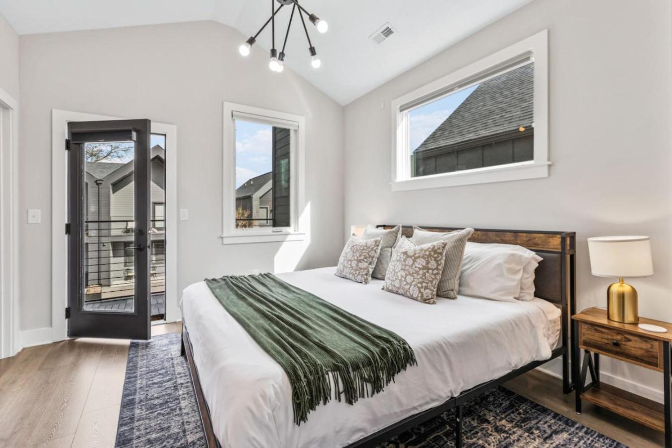 Luxe With Gated Parking Private Balcony And 4 Miles To Downtown Holiday home *