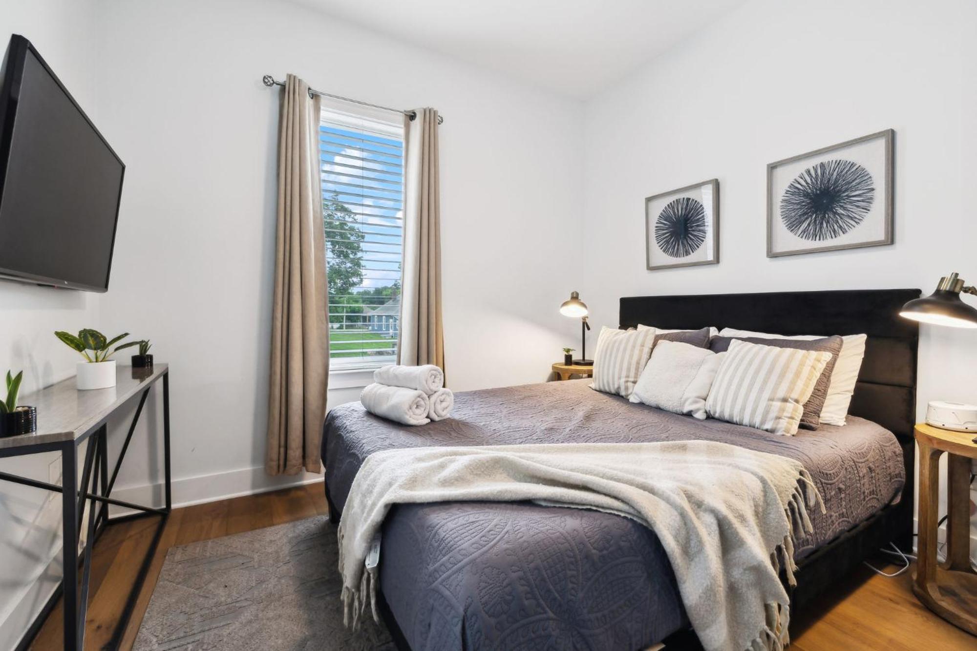 Modern 3-story Townhome W Rooftop & Views *