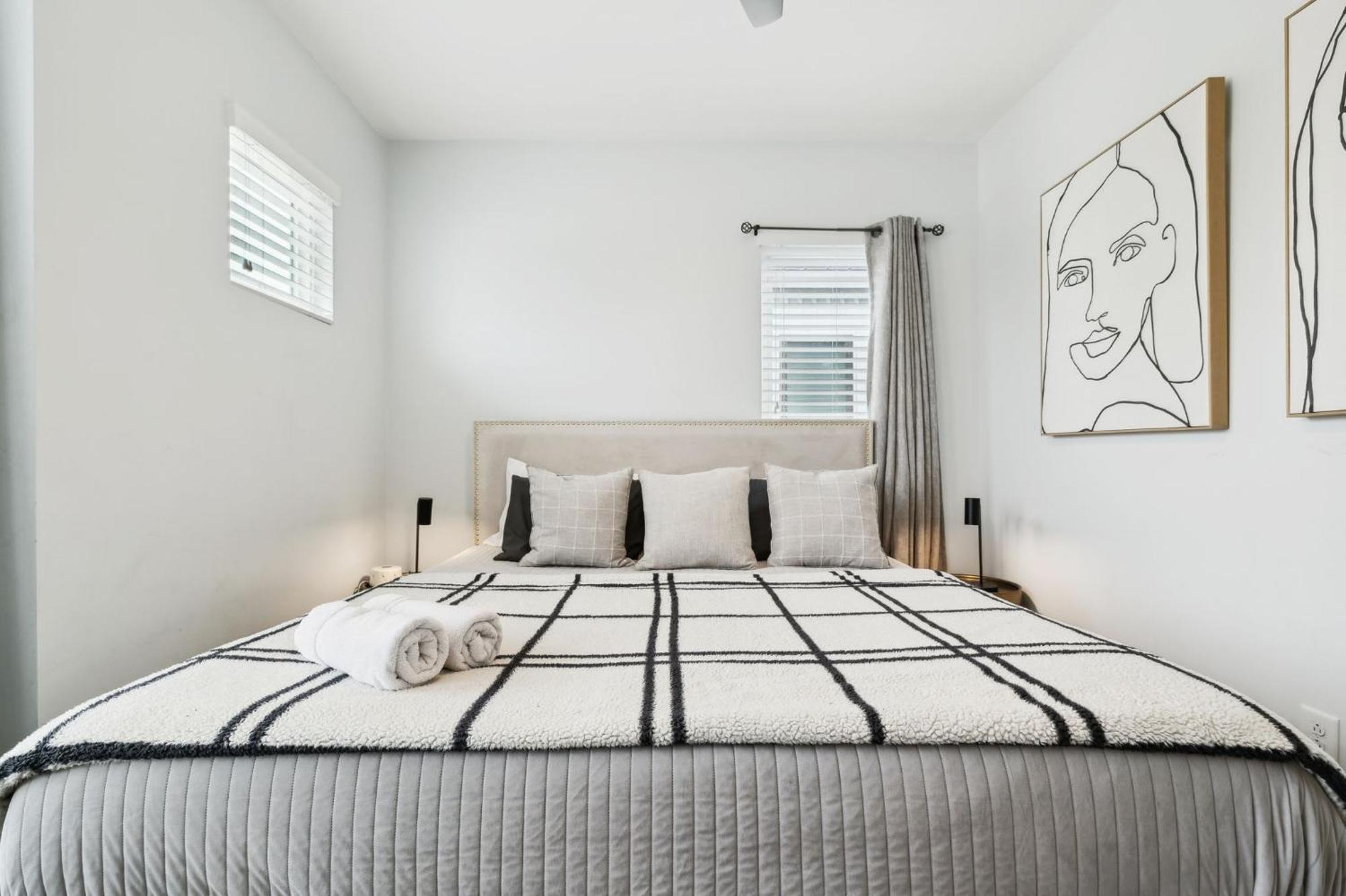 Modern 3-story Townhome W Rooftop & Views * Nashville