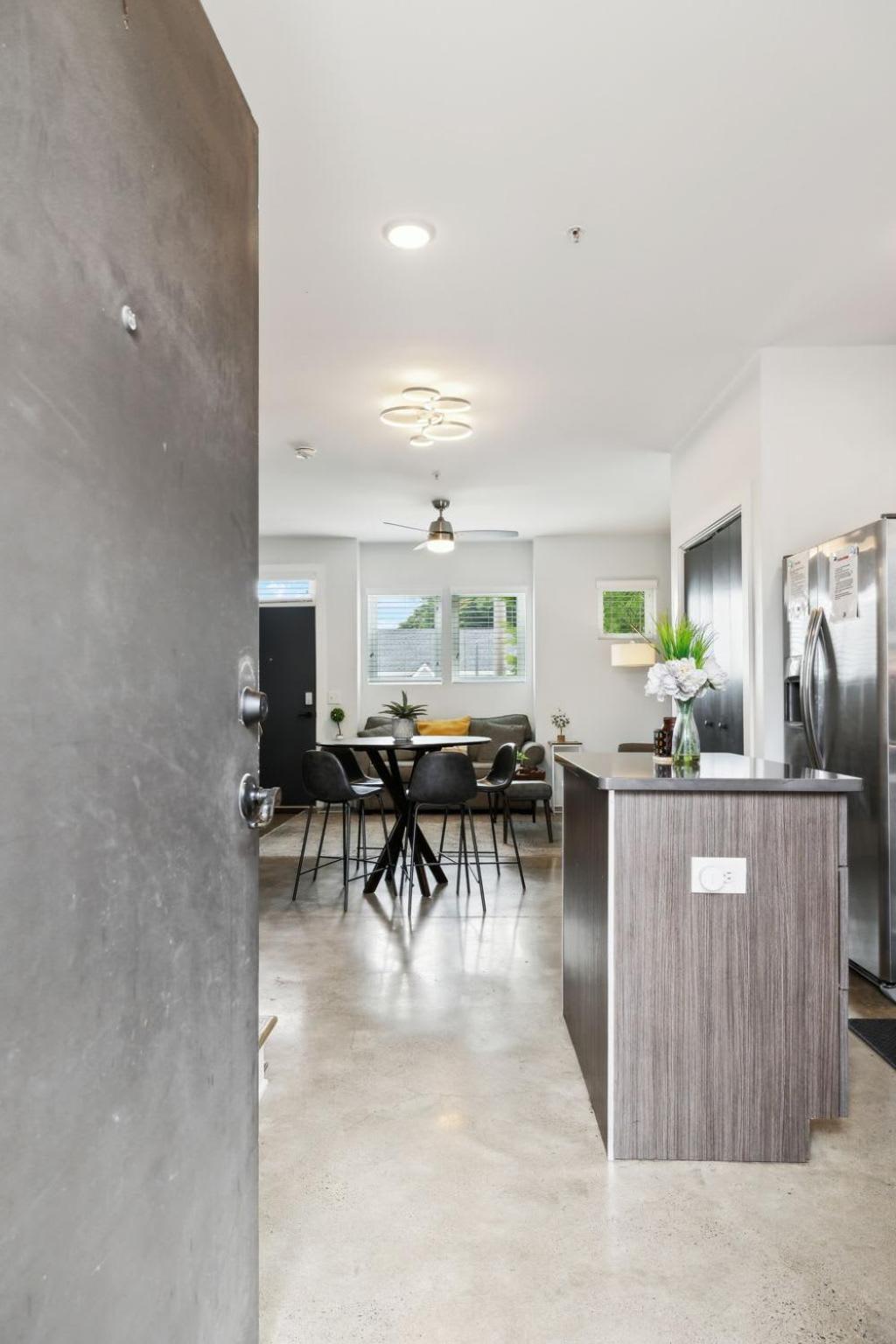 Modern 3-story Townhome W Rooftop & Views Holiday home