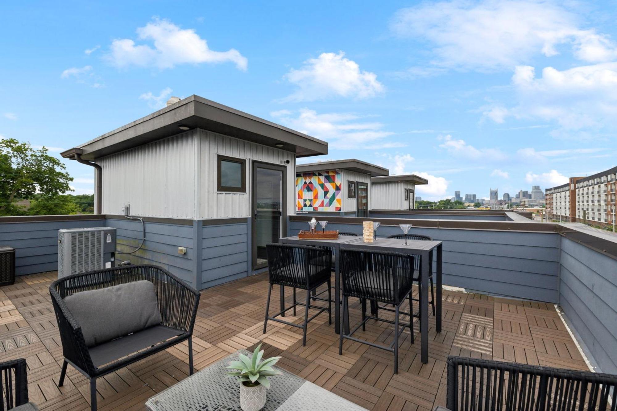 Modern 3-story Townhome W Rooftop & Views *