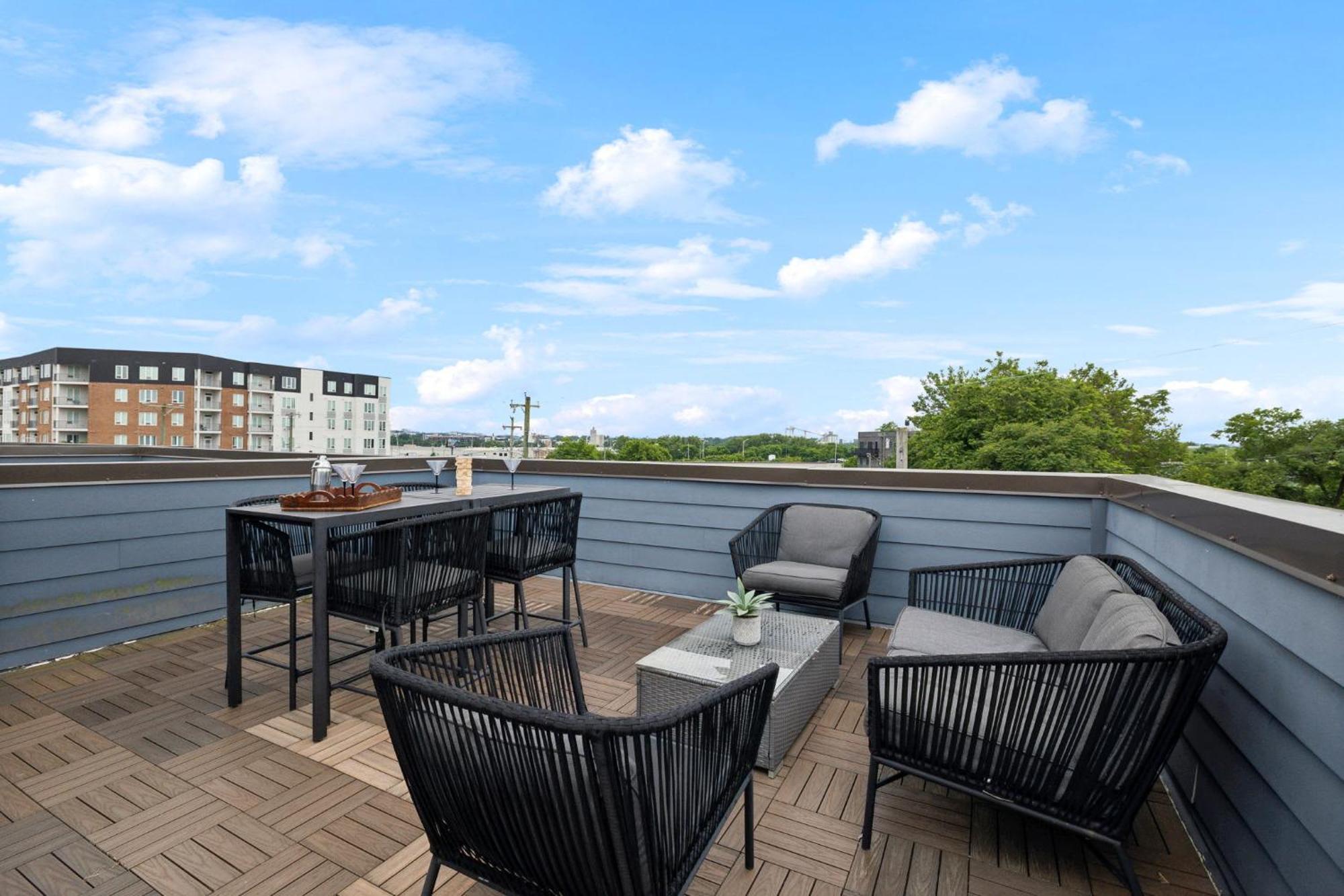 Modern 3-story Townhome W Rooftop & Views *