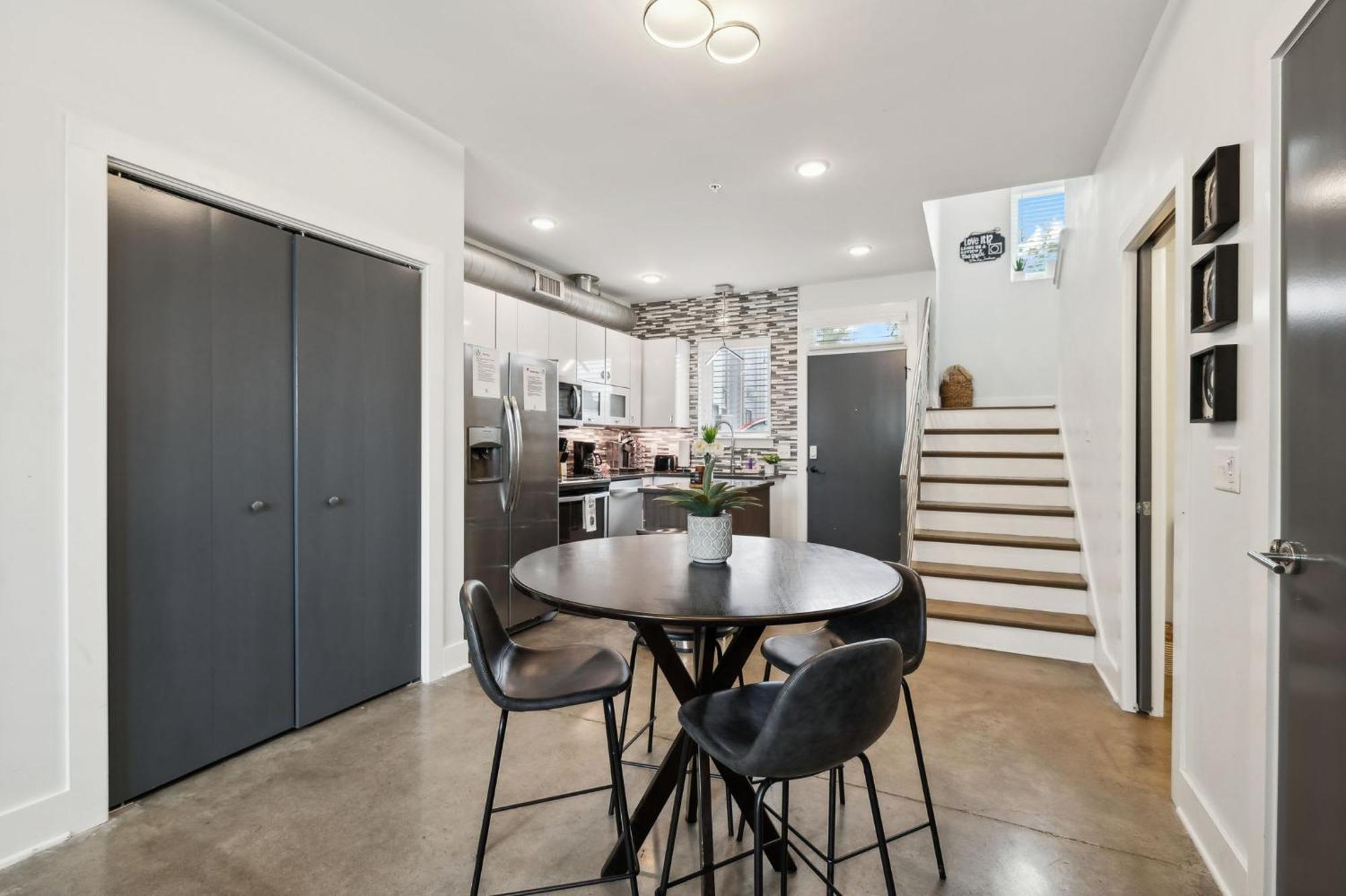 Holiday home Modern 3-story Townhome W Rooftop & Views *