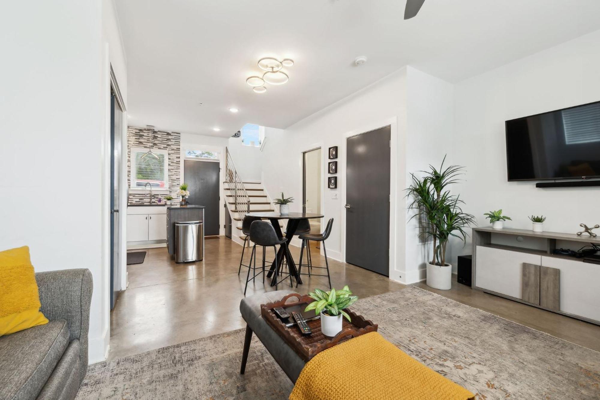 Modern 3-story Townhome W Rooftop & Views Holiday home Nashville