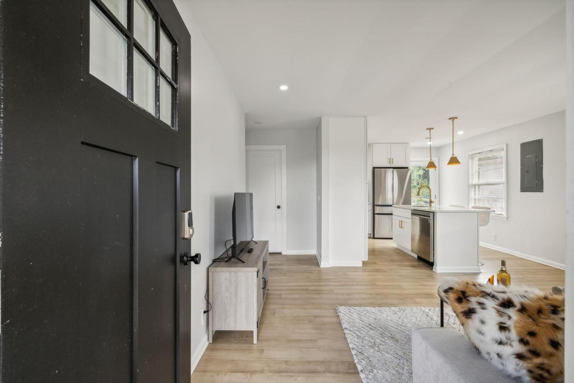 Modern Close To Downtown 3 Bed 30 Or Days By Skyrun Holiday home *