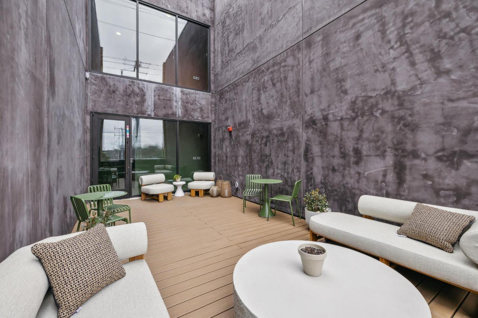 Luxury E Nash 1 Bed 1 Bath Rooftop Access Parking 30 Or Days By Skyrun Apartment Nashville