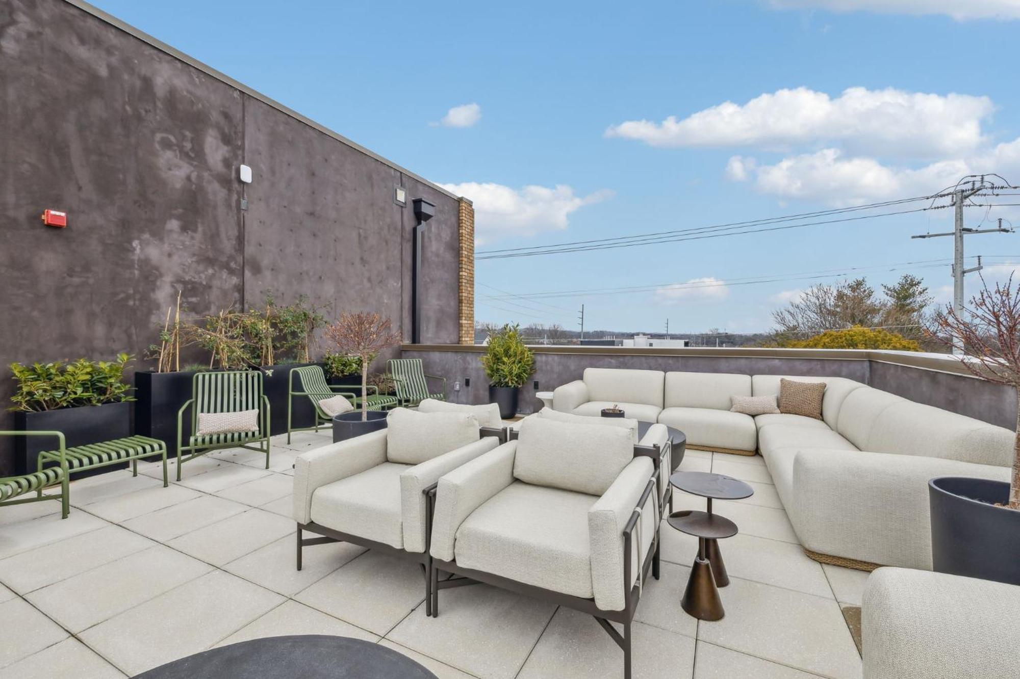 Luxury E Nash 1 Bed 1 Bath Rooftop Access Parking 30 Or Days By Skyrun Apartment