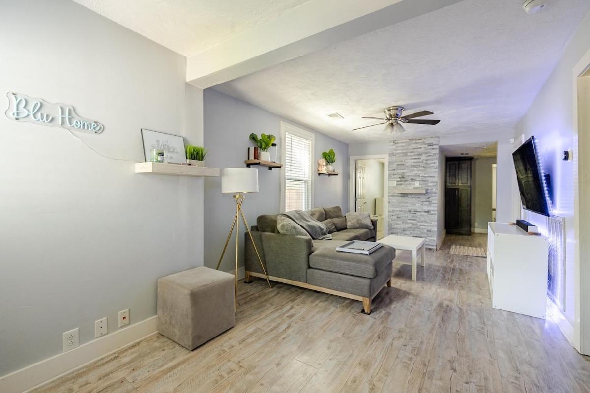 The Little Blue Haus - Two Miles To Broadway Holiday home *