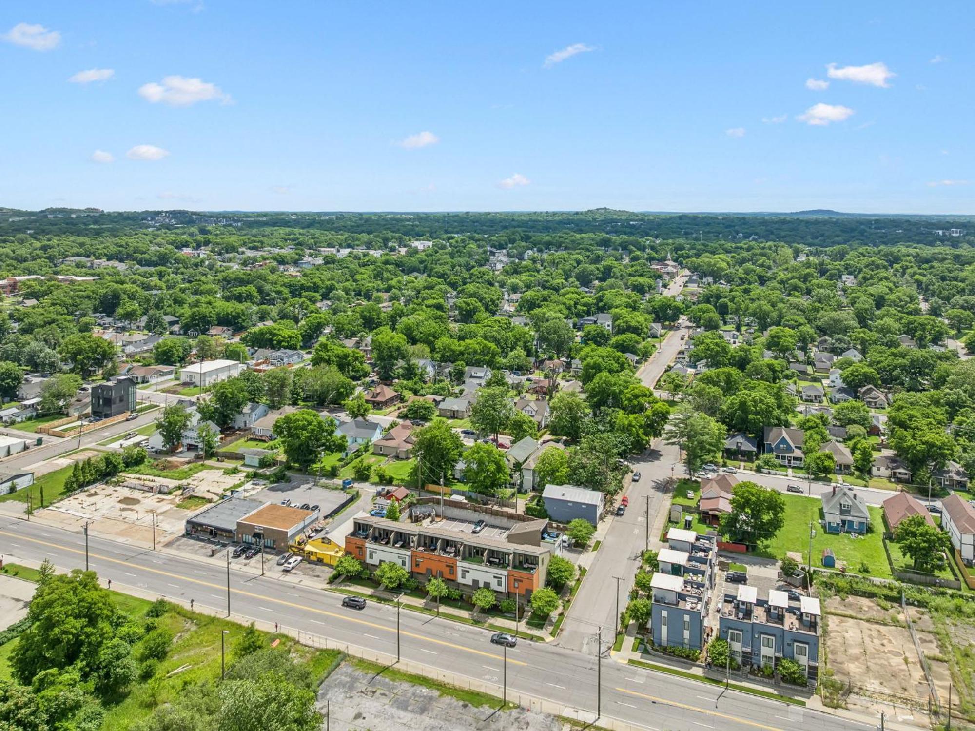 Spacious 3-story Townhome W Rooftop & Views