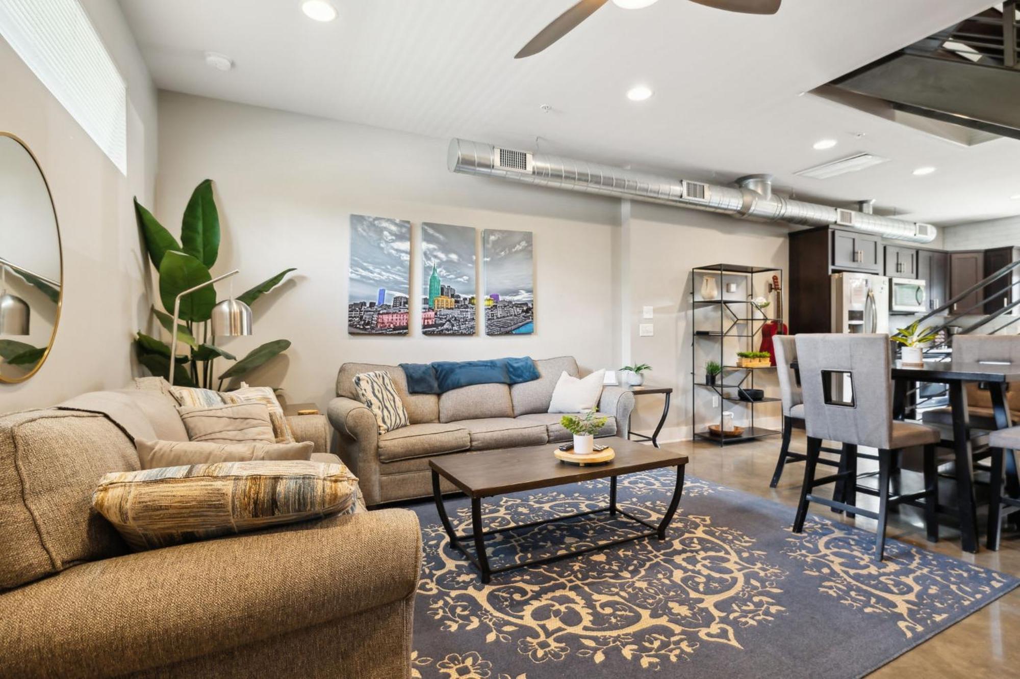 Spacious 3-story Townhome W Rooftop & Views Holiday home