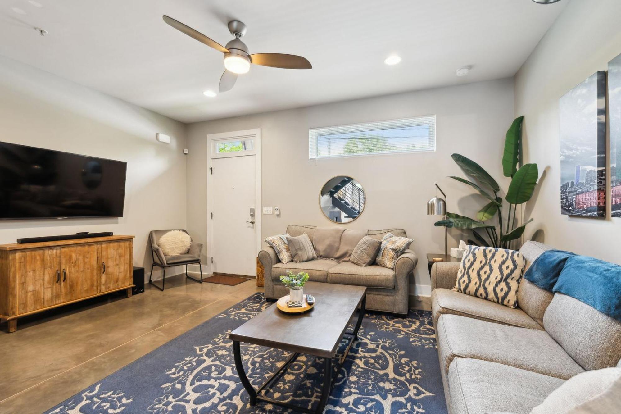Spacious 3-story Townhome W Rooftop & Views *