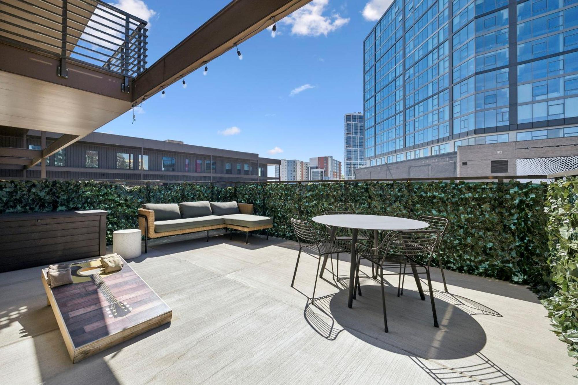 The Rhythm And Rooftop Penthouse Walk To Broadway With Pool And Amazing Views