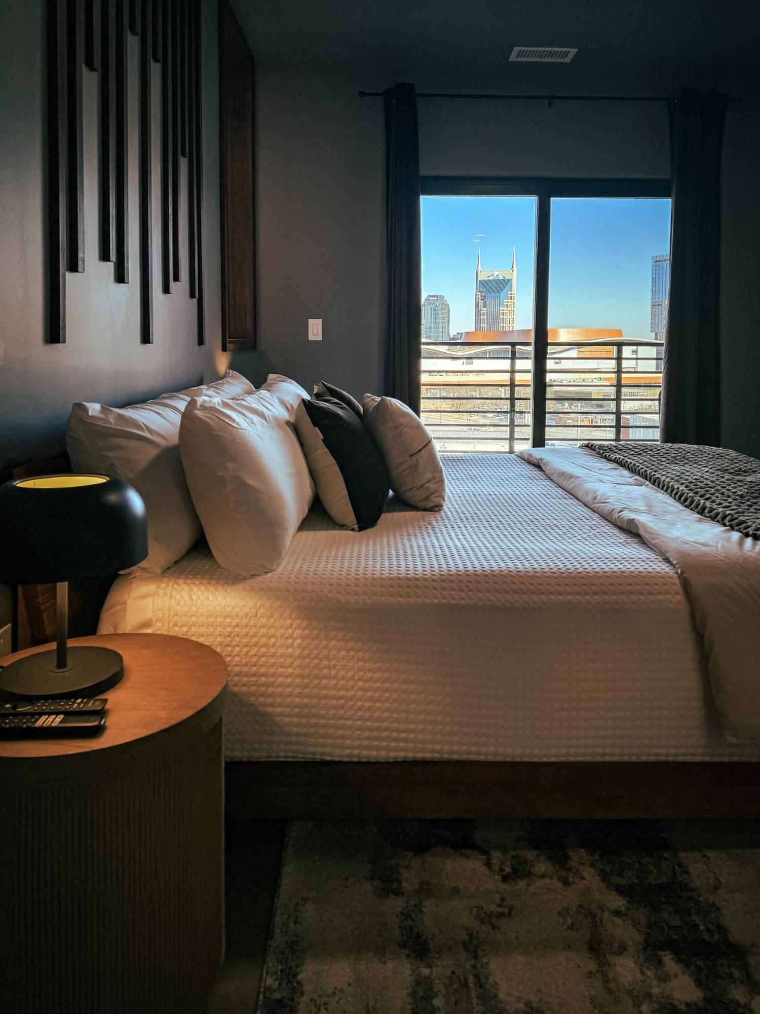 The Rhythm And Rooftop Penthouse Walk To Broadway With Pool And Amazing Views Nashville