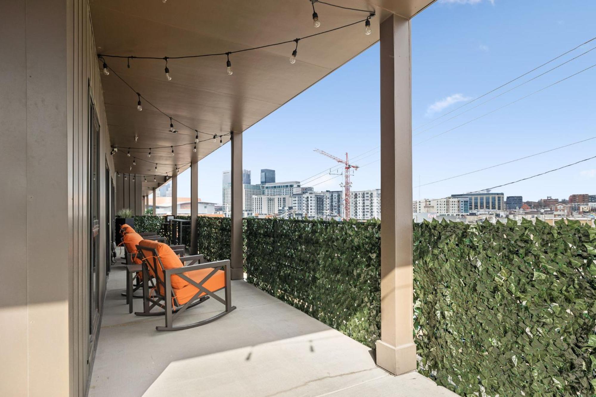 The Wallen Downtown Walk To Broadway, Parking, Heated Pool, Gym *