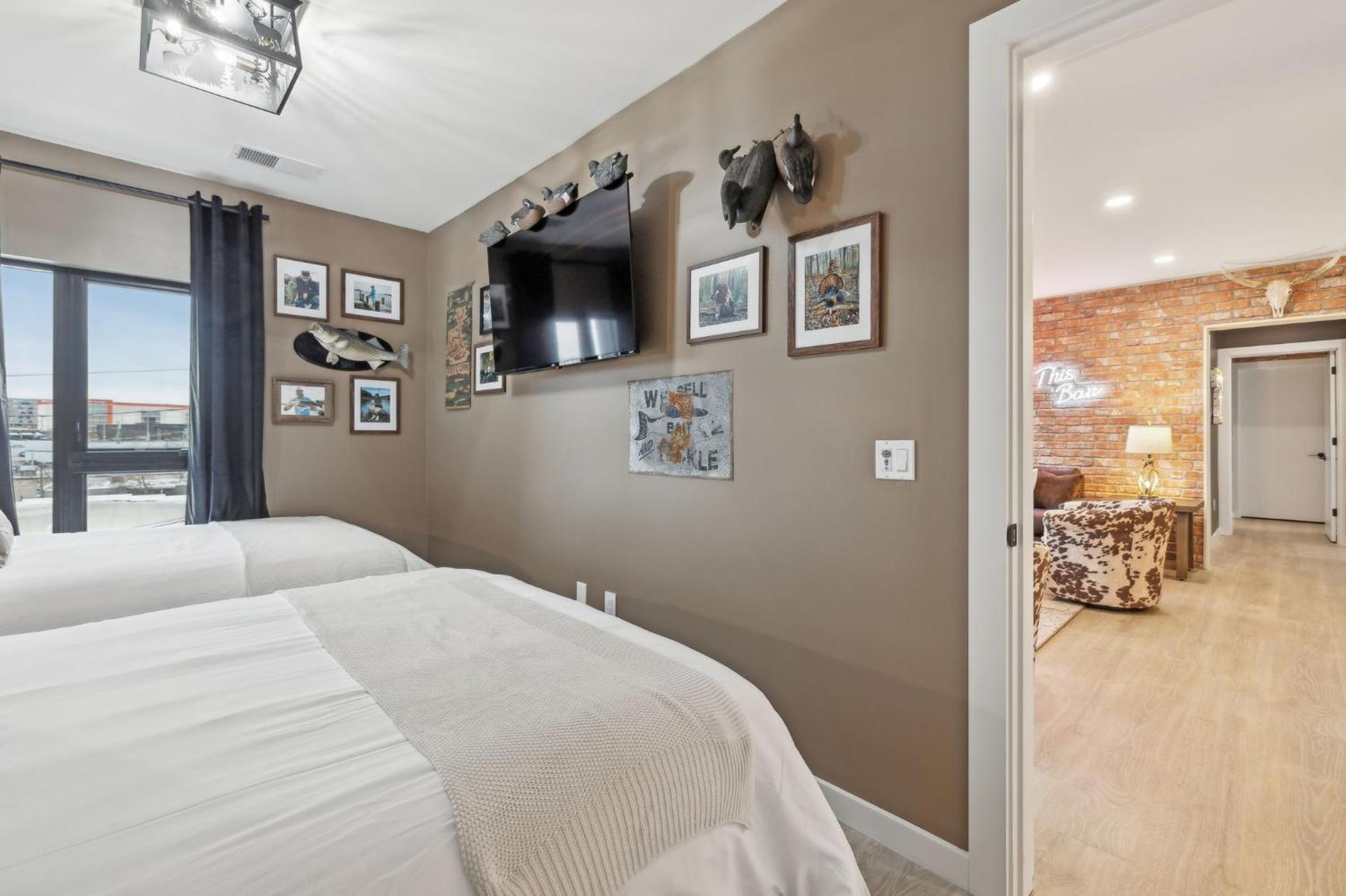 The Wallen Downtown Walk To Broadway, Parking, Heated Pool, Gym Apartment