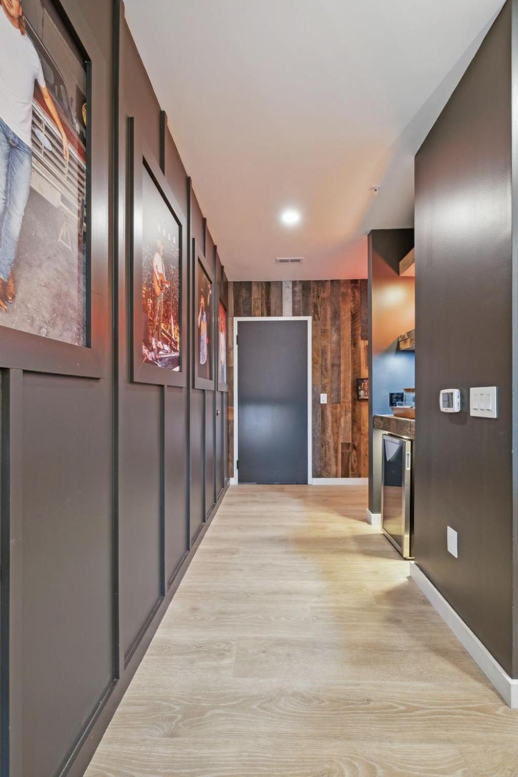 The Wallen Downtown Walk To Broadway, Parking, Heated Pool, Gym Apartment