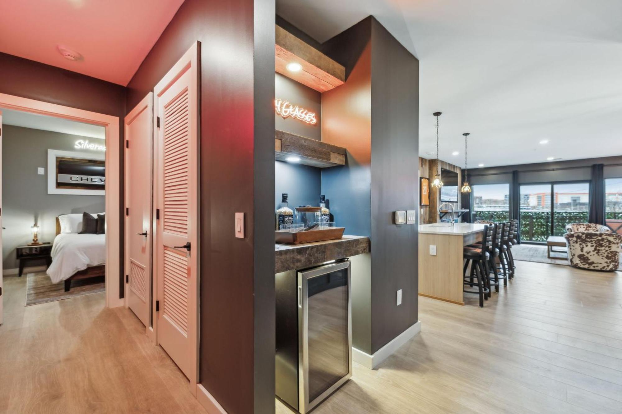 The Wallen Downtown Walk To Broadway, Parking, Heated Pool, Gym Nashville