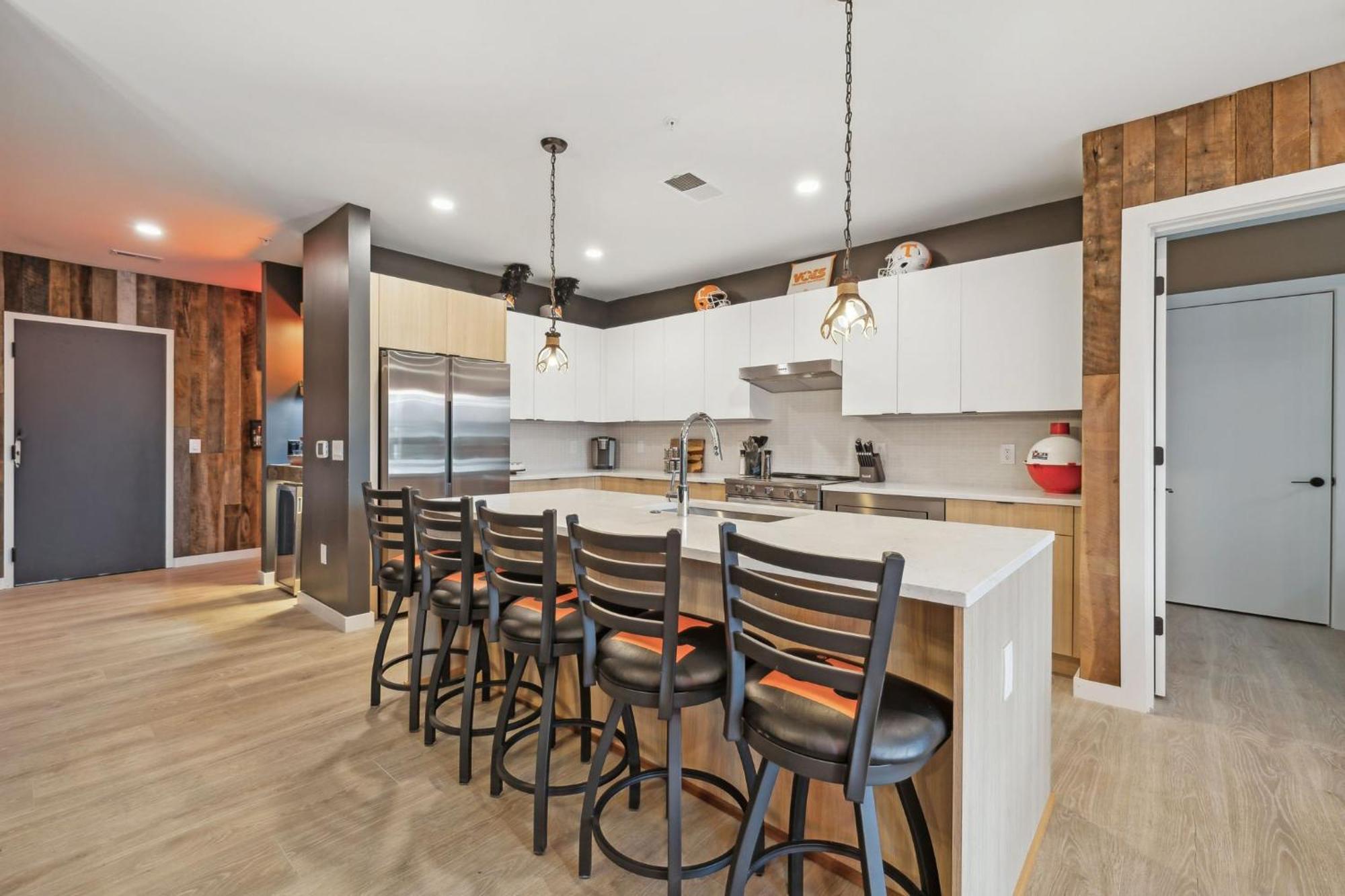 The Wallen Downtown Walk To Broadway, Parking, Heated Pool, Gym Apartment