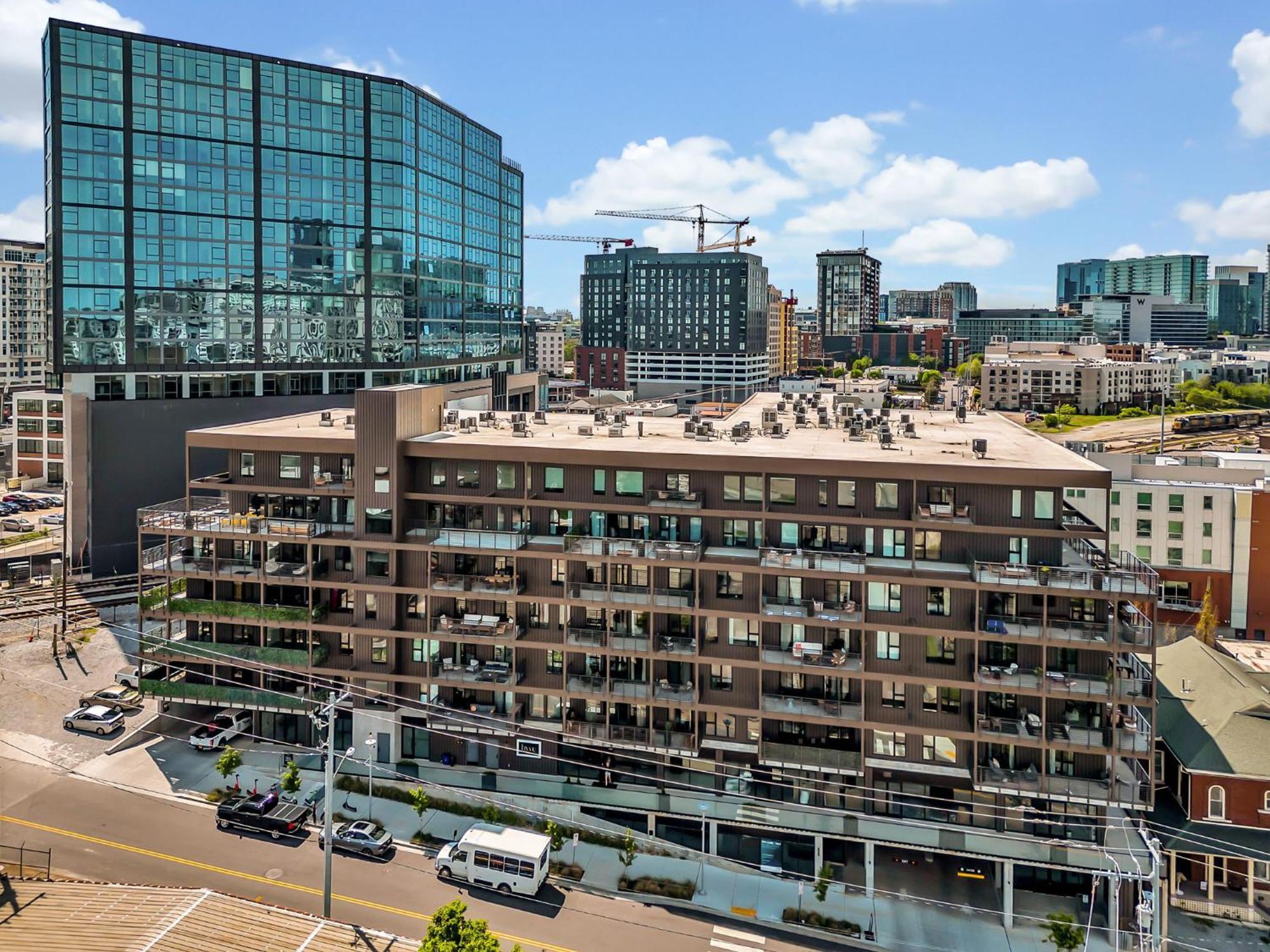 Diamonds Are Forever Bridal In Downtown Nash Walk To Broadway, Heated Pool, Gym, Parking