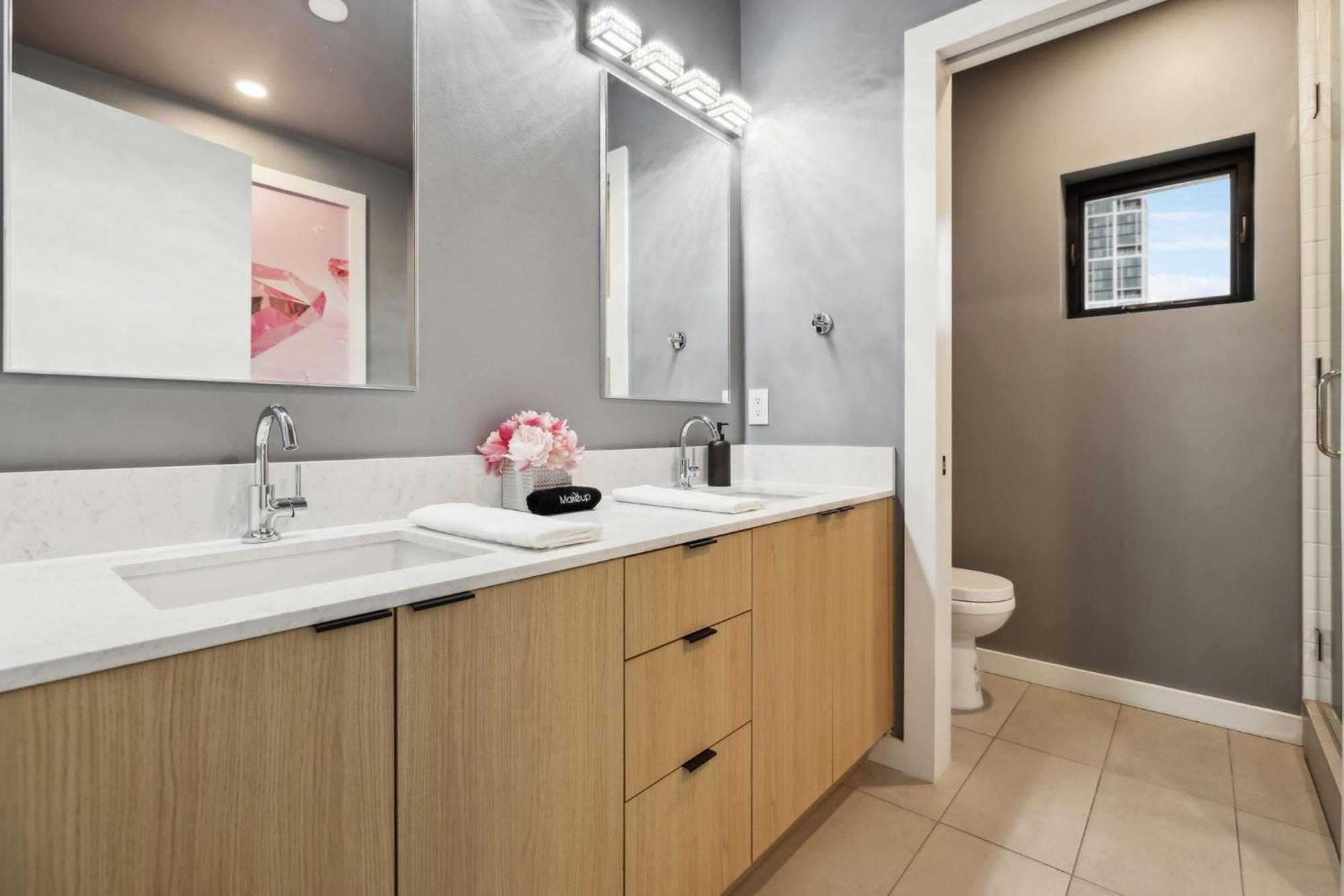 Diamonds Are Forever Bridal In Downtown Nash Walk To Broadway, Heated Pool, Gym, Parking *