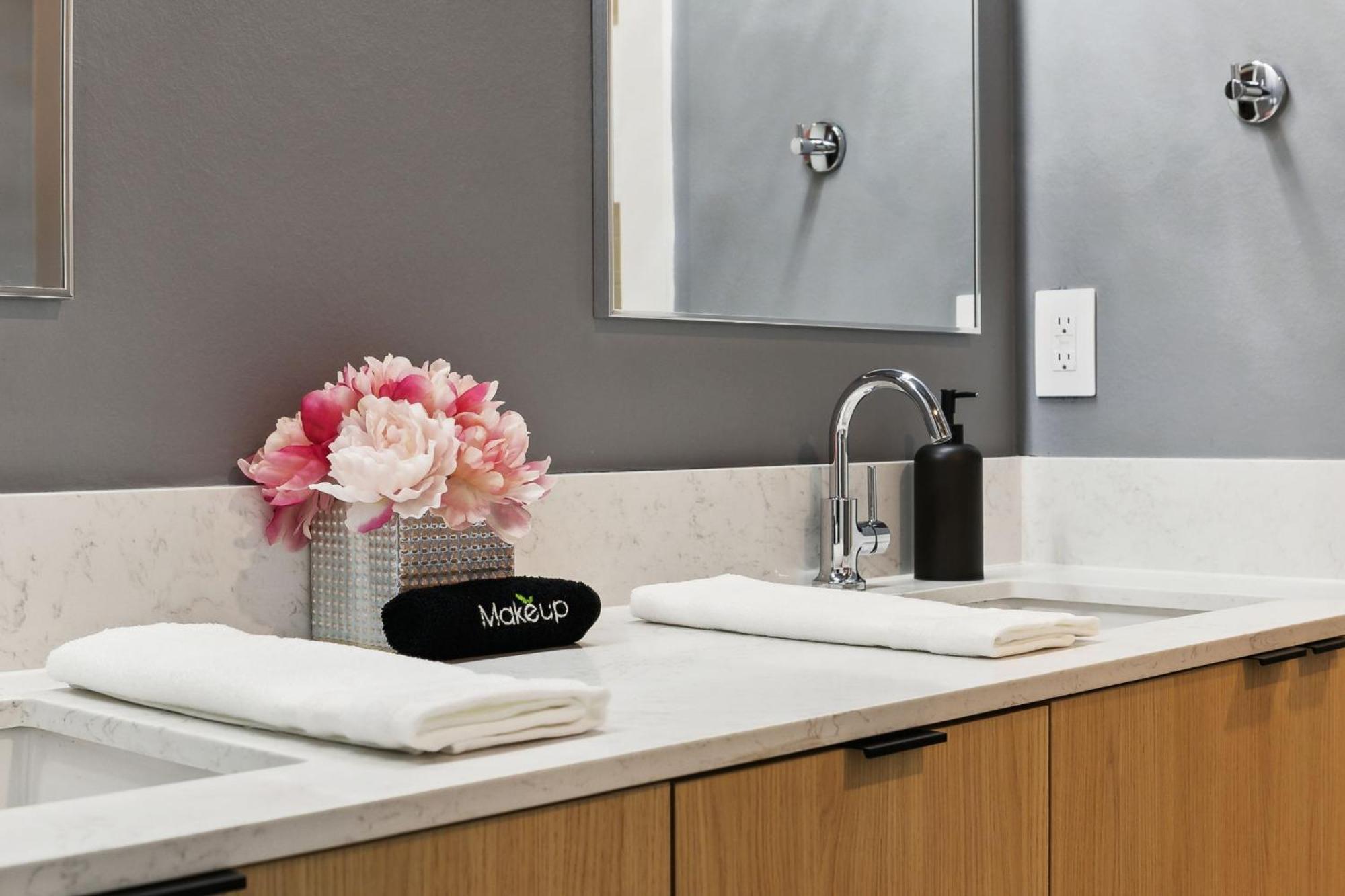 Diamonds Are Forever Bridal In Downtown Nash Walk To Broadway, Heated Pool, Gym, Parking * Nashville