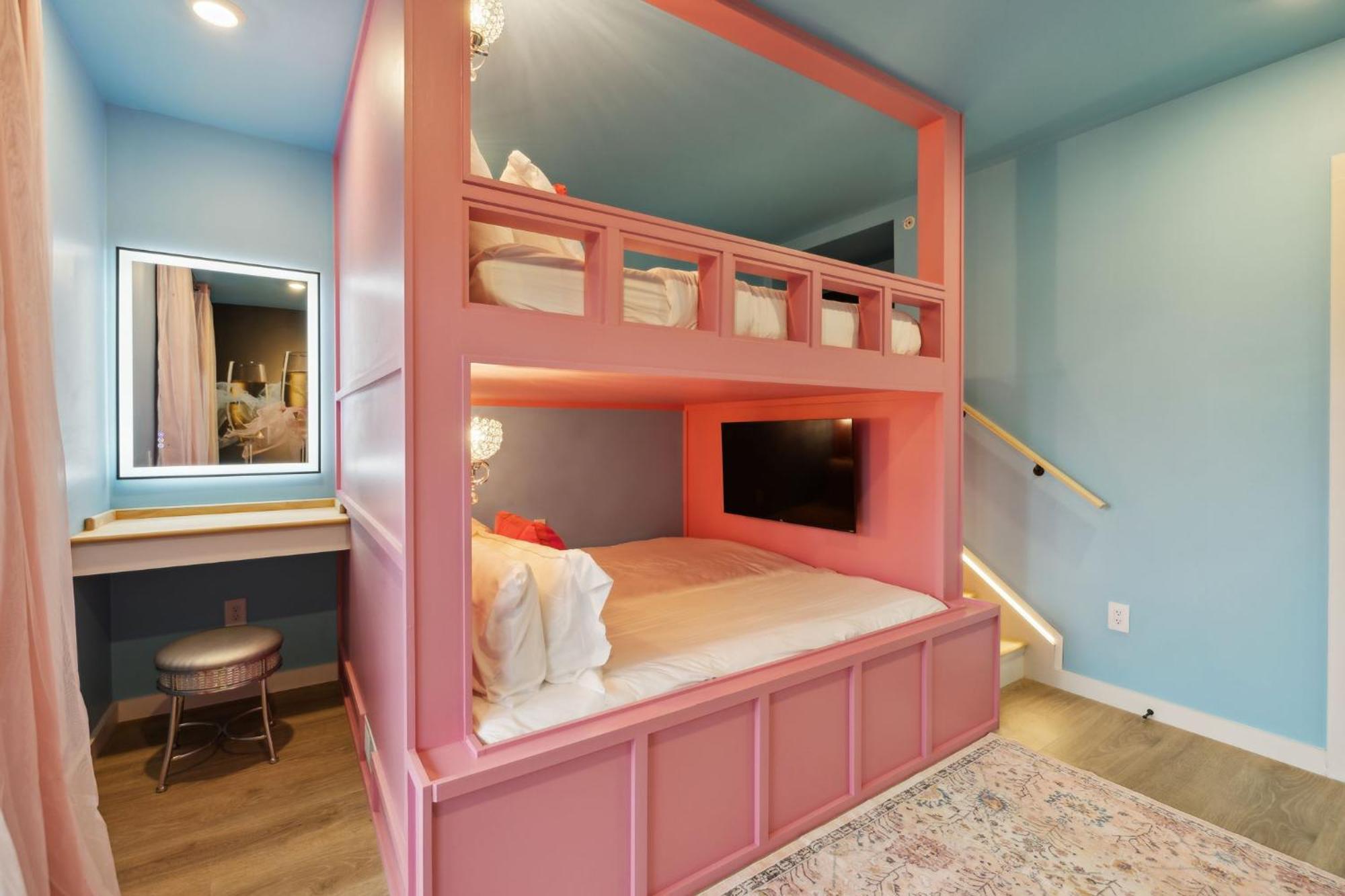 Diamonds Are Forever Bridal In Downtown Nash Walk To Broadway, Heated Pool, Gym, Parking Apartment