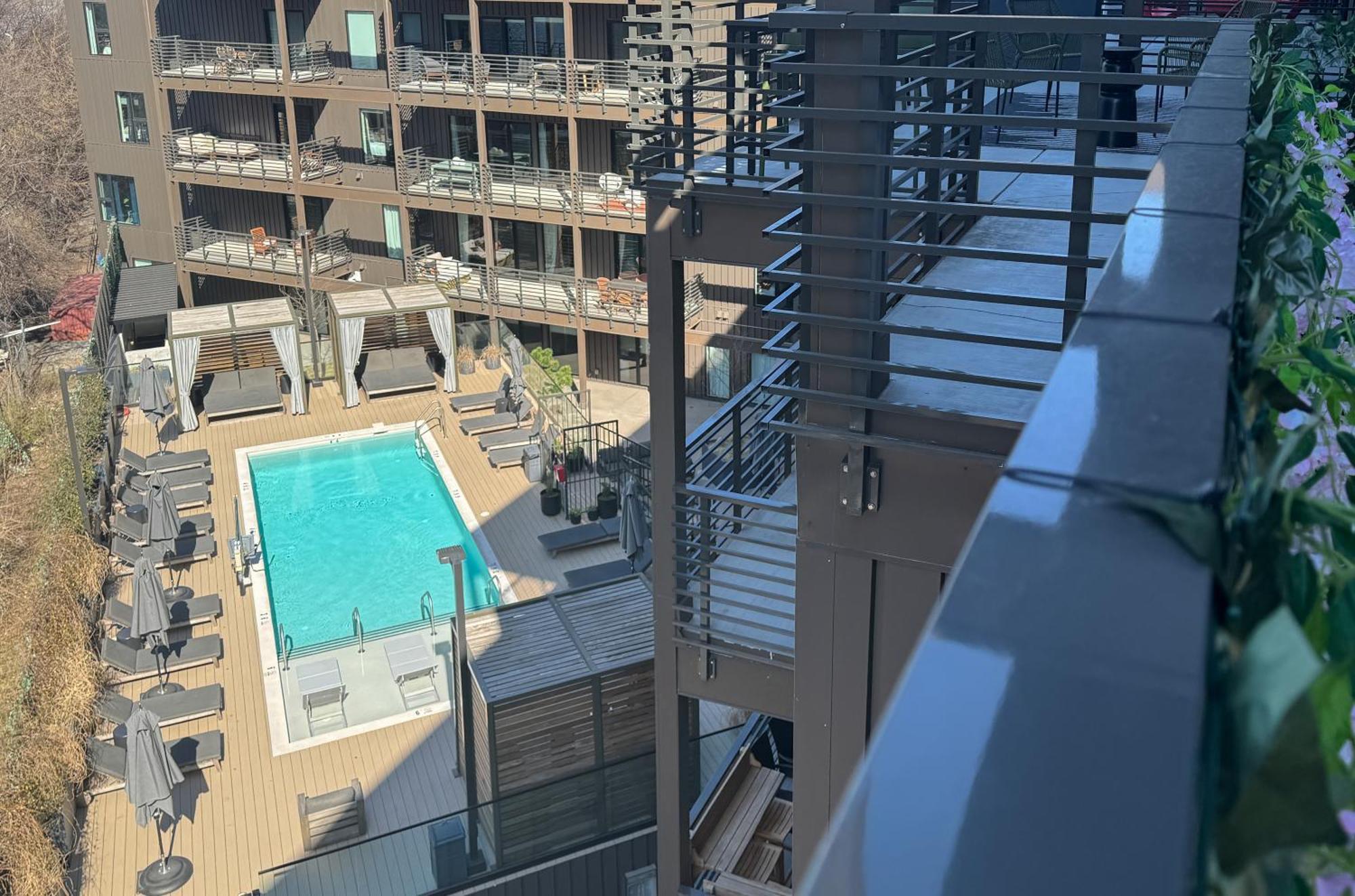 Diamonds Are Forever Bridal In Downtown Nash Walk To Broadway, Heated Pool, Gym, Parking Apartment