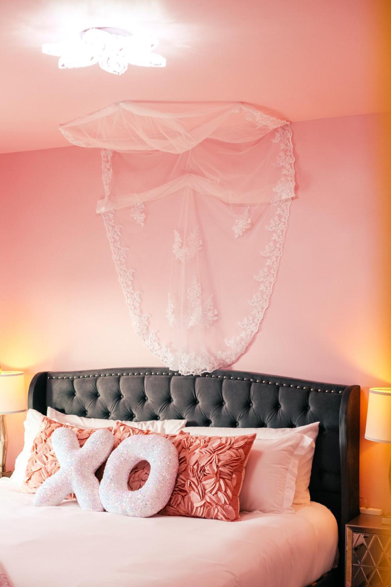 Diamonds Are Forever Bridal In Downtown Nash Walk To Broadway, Heated Pool, Gym, Parking *