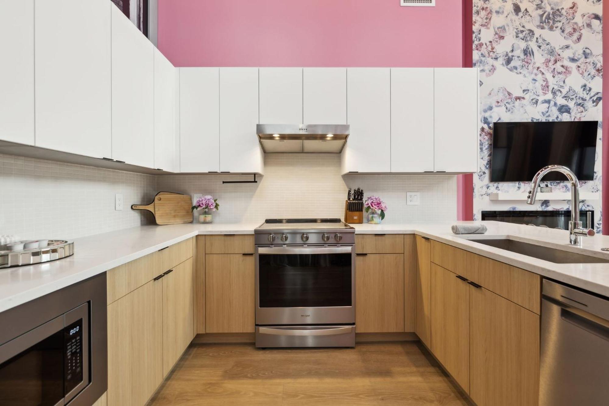 Diamonds Are Forever Bridal In Downtown Nash Walk To Broadway, Heated Pool, Gym, Parking Nashville