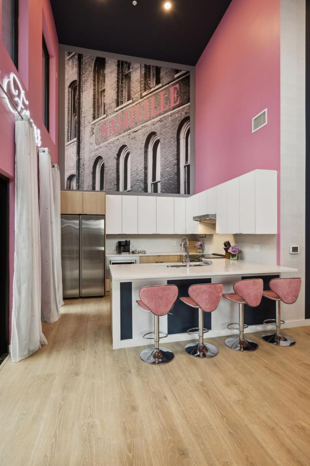 Diamonds Are Forever Bridal In Downtown Nash Walk To Broadway, Heated Pool, Gym, Parking *