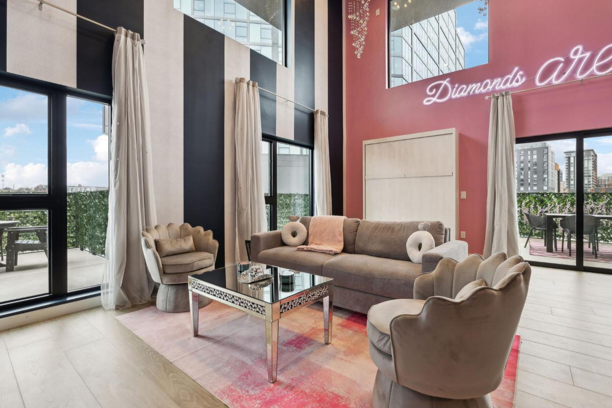 Diamonds Are Forever Bridal In Downtown Nash Walk To Broadway, Heated Pool, Gym, Parking Apartment *