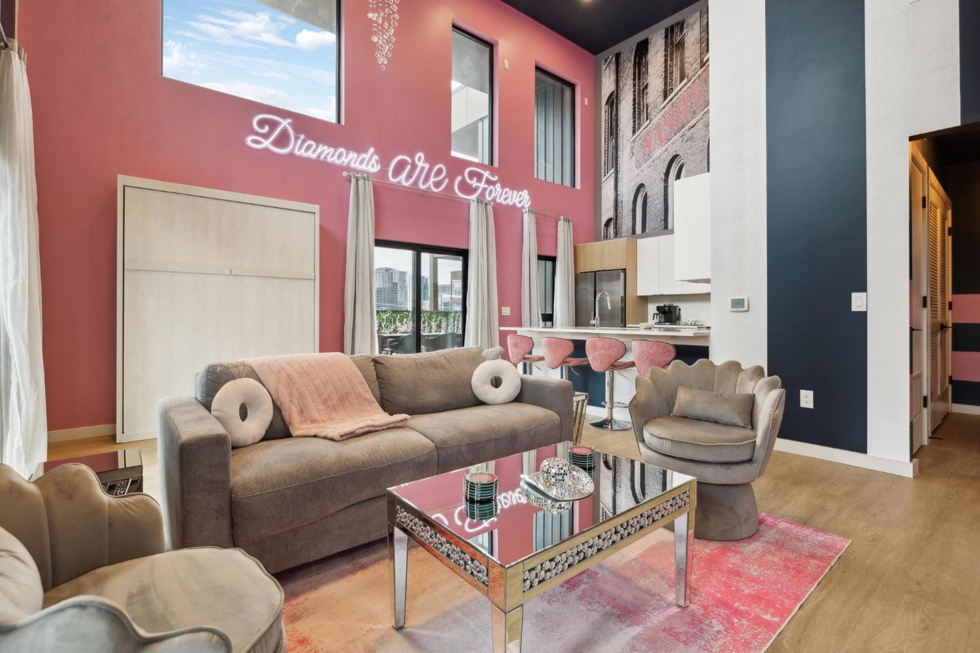 Diamonds Are Forever Bridal In Downtown Nash Walk To Broadway, Heated Pool, Gym, Parking *