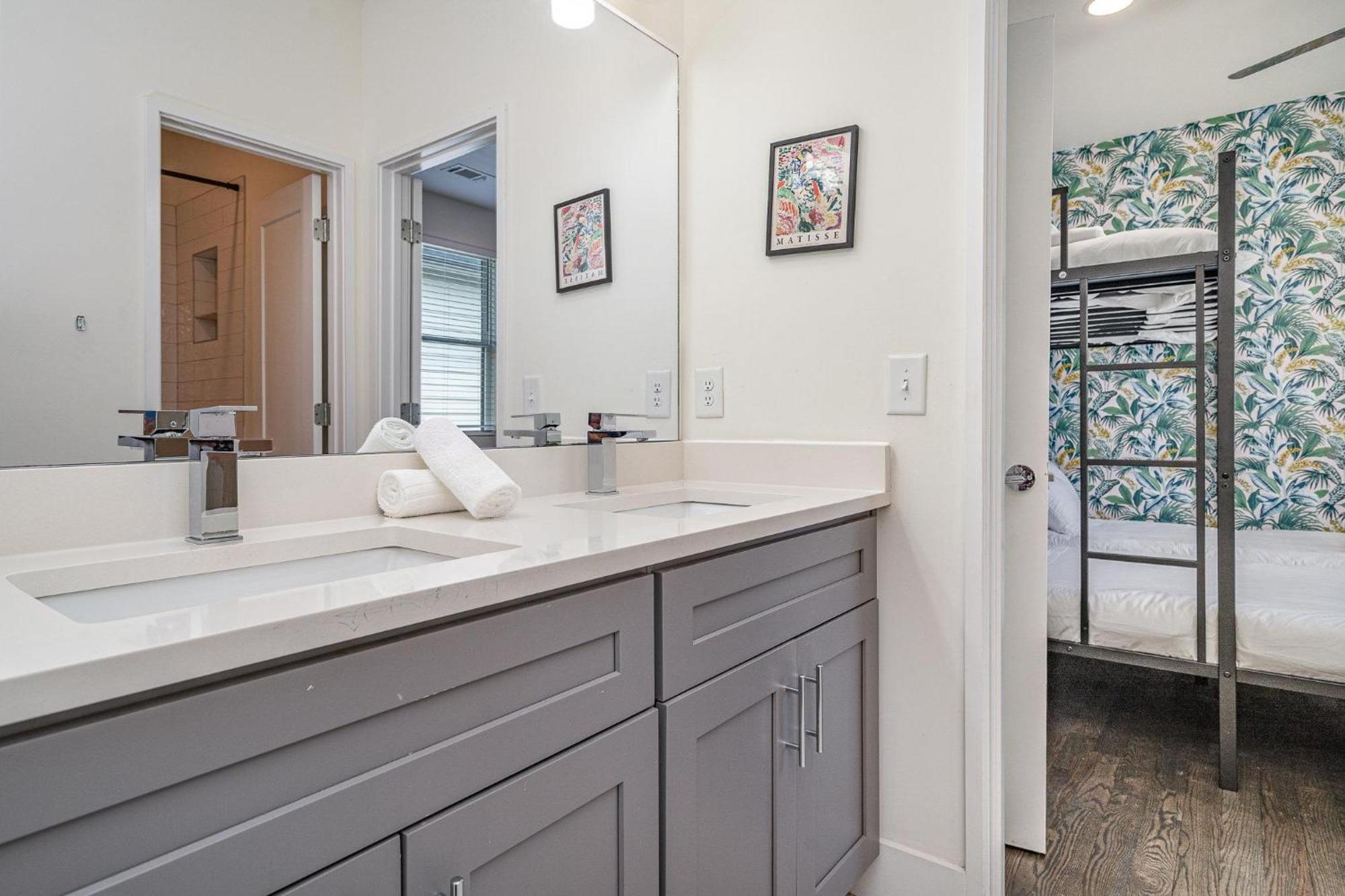 Riff & Rest - 2 Stylish Homes - Mins To Germantown