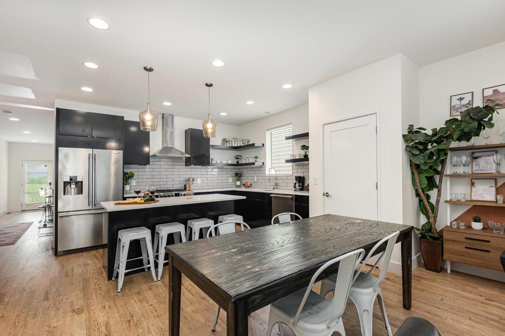 Riff & Rest - 2 Stylish Homes - Mins To Germantown Holiday home *