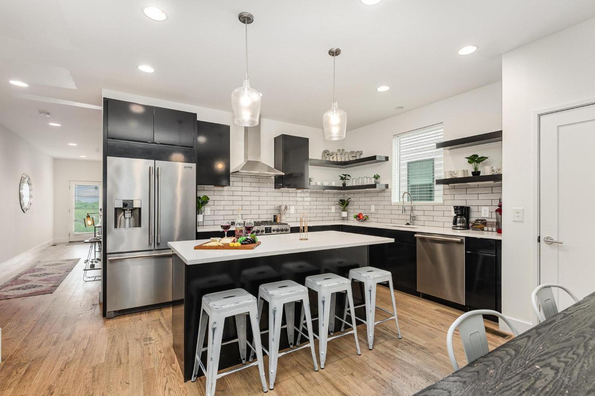 Riff & Rest - 2 Stylish Homes - Mins To Germantown