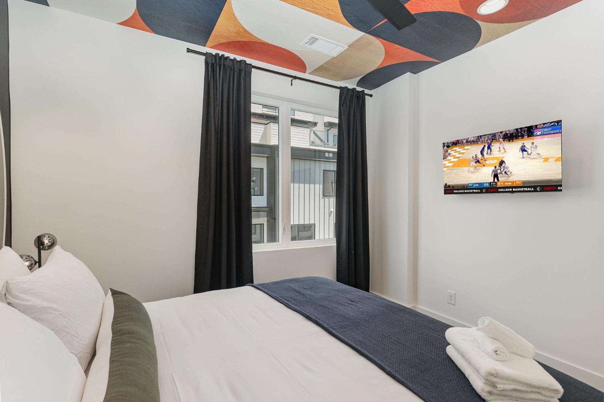 Coloratura - 2 Units W/ Hot Tubs - Near Broadway