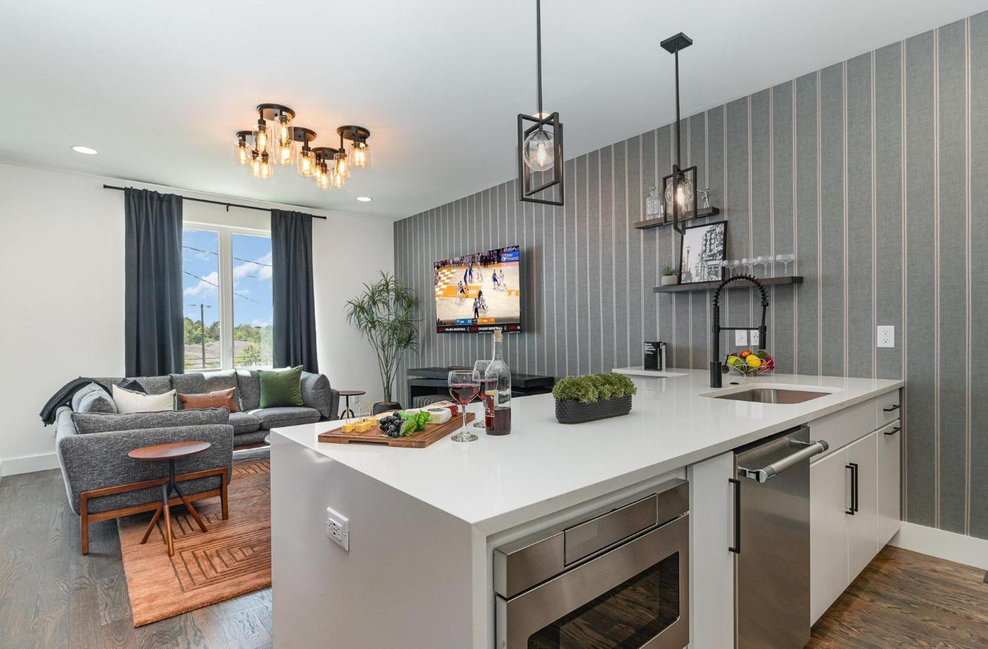 Coloratura - 2 Units W/ Hot Tubs - Near Broadway *