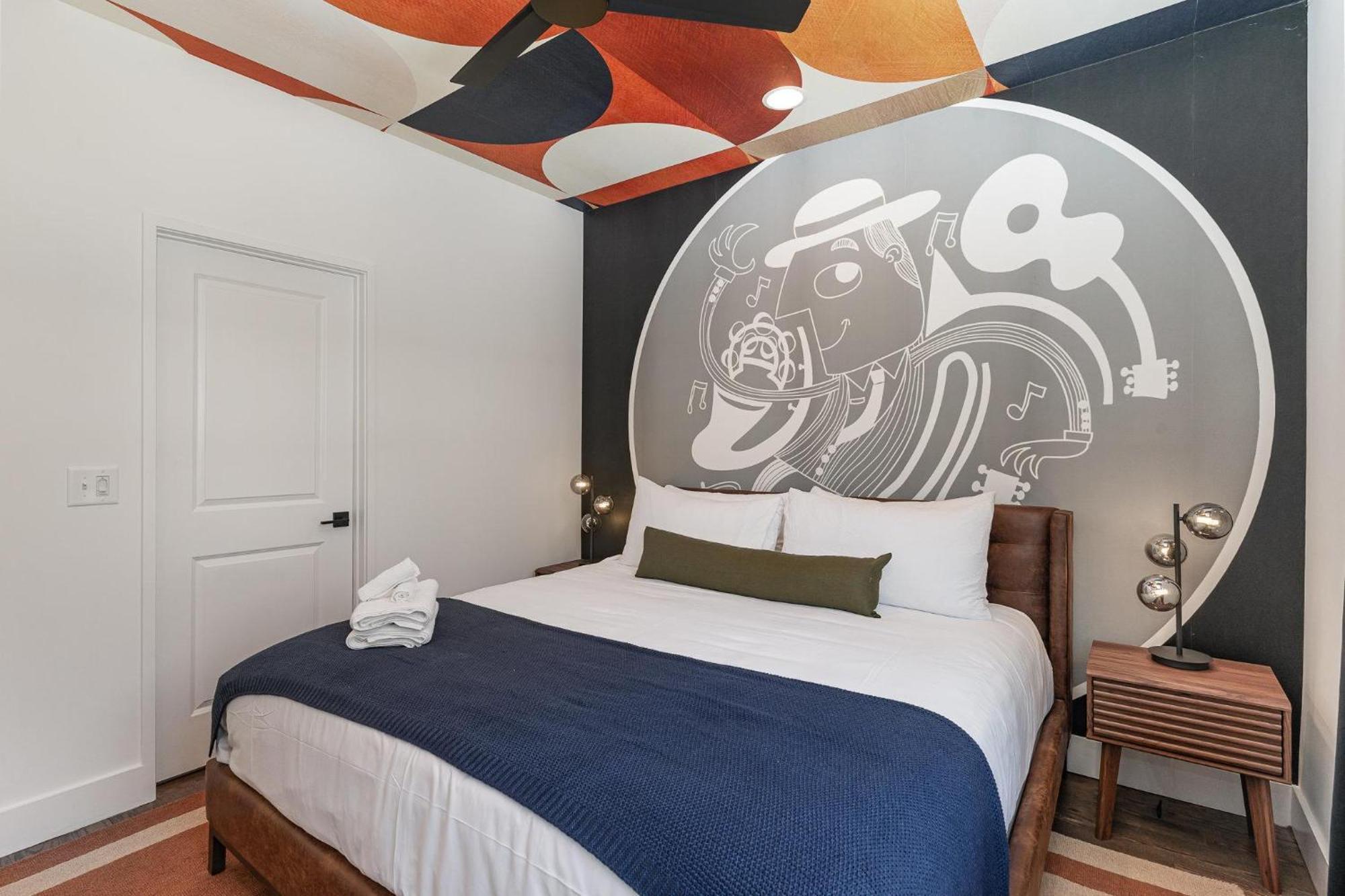 Coloratura - 2 Units W/ Hot Tubs - Near Broadway Holiday home