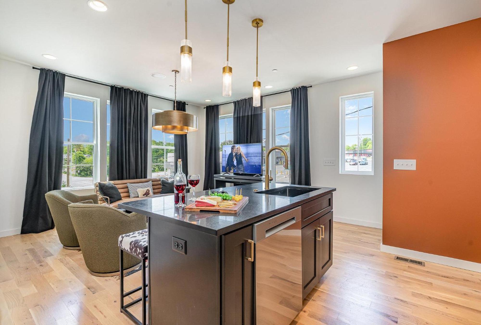 Rodeo-rooftop Patio-skyline Views-near Broadway *