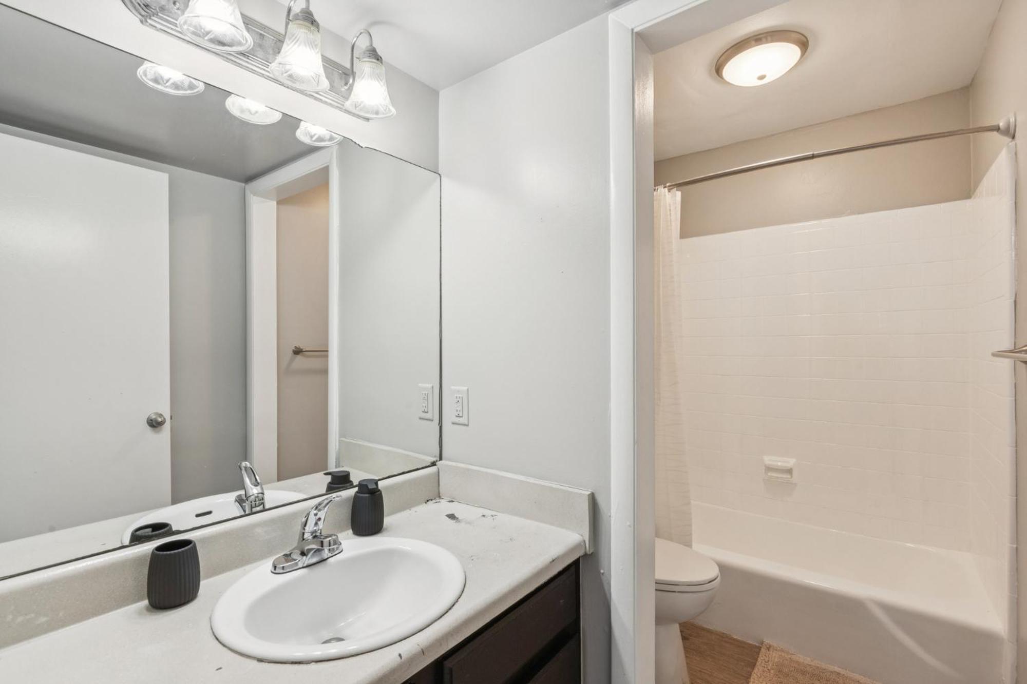 Jamestown B4 I Comfy 2 Bed 1 Bath Apartment *