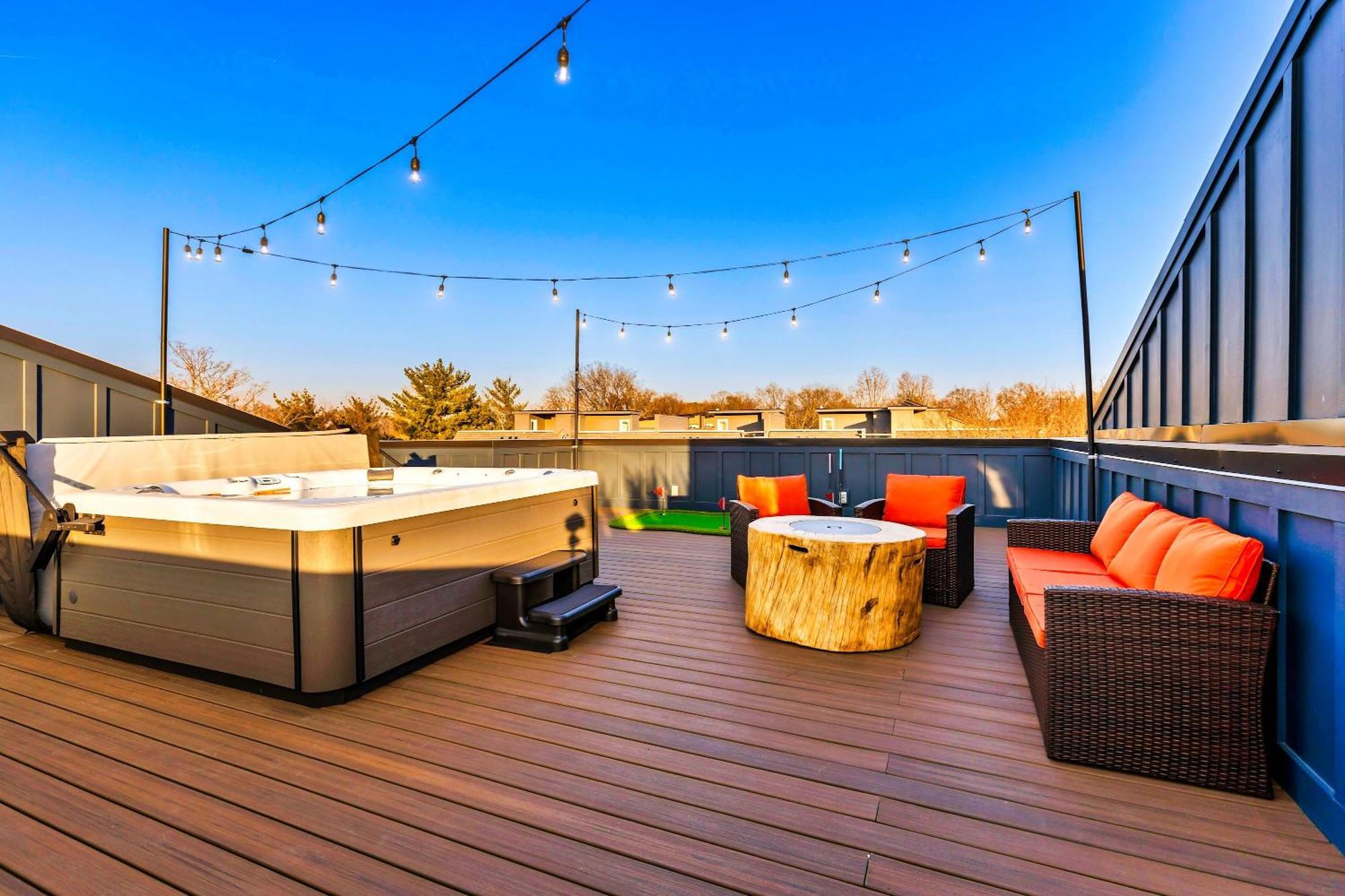 4 Rooftop Decks 4 Hot Tubs Game & Sauna Holiday home