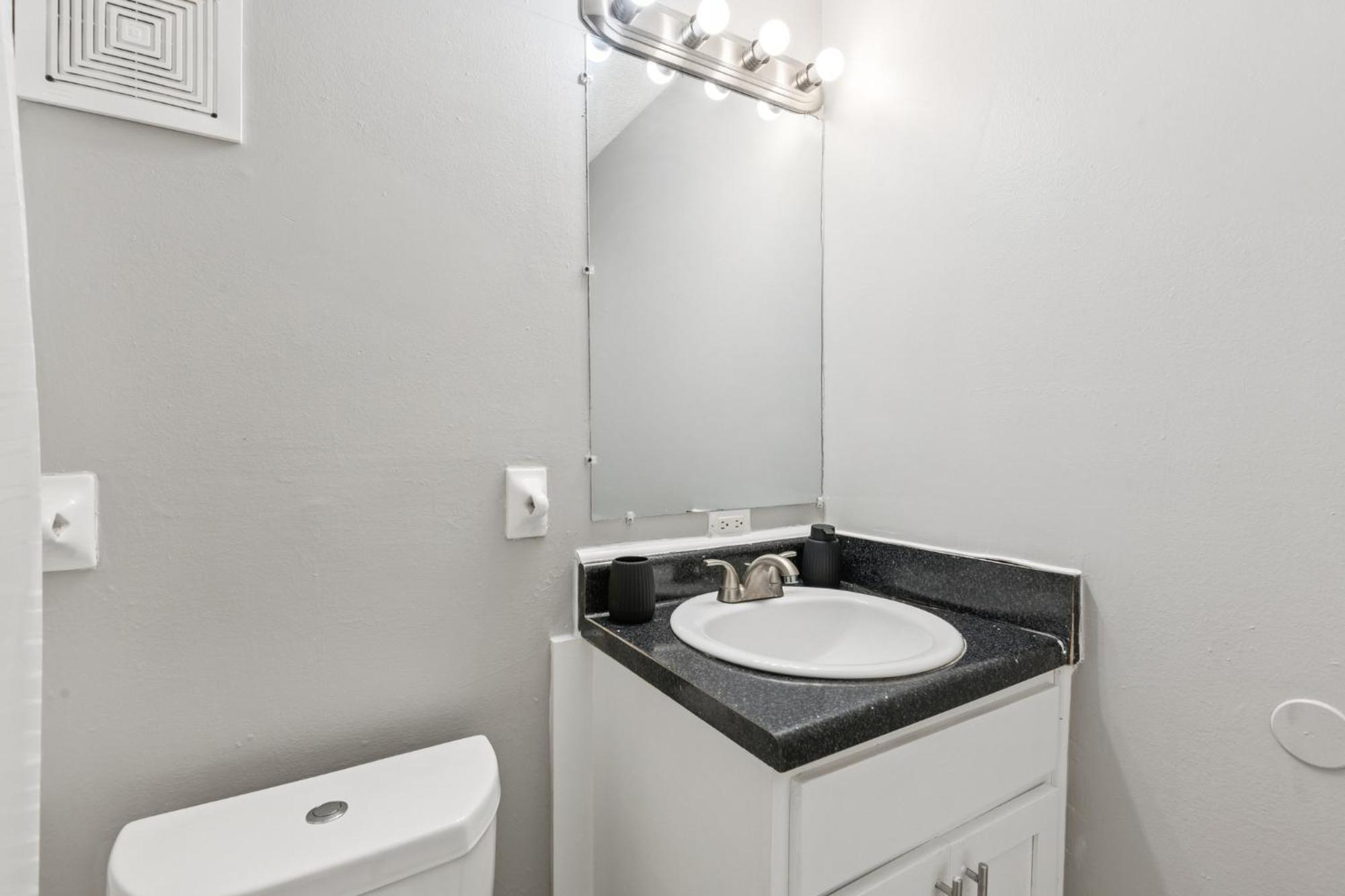 Avery A4 I Spacious 1 Bed 1 Bath Apartment