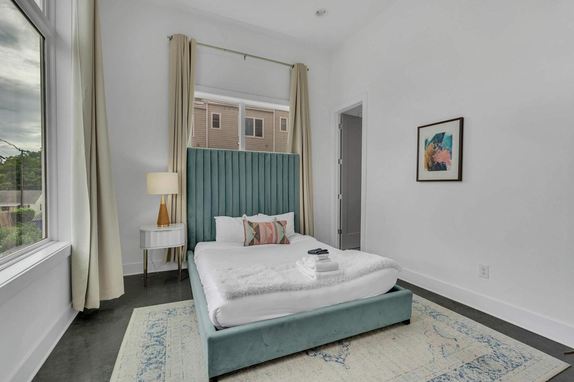 Holiday home 3 Lux Homes Huge Rooftop 2mi To Broadway Sleeps 36