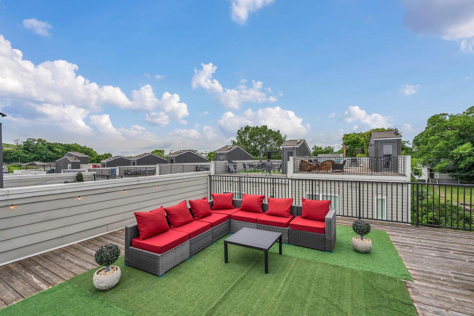 Large With Rooftop & Views Sleeps 12 Holiday home *