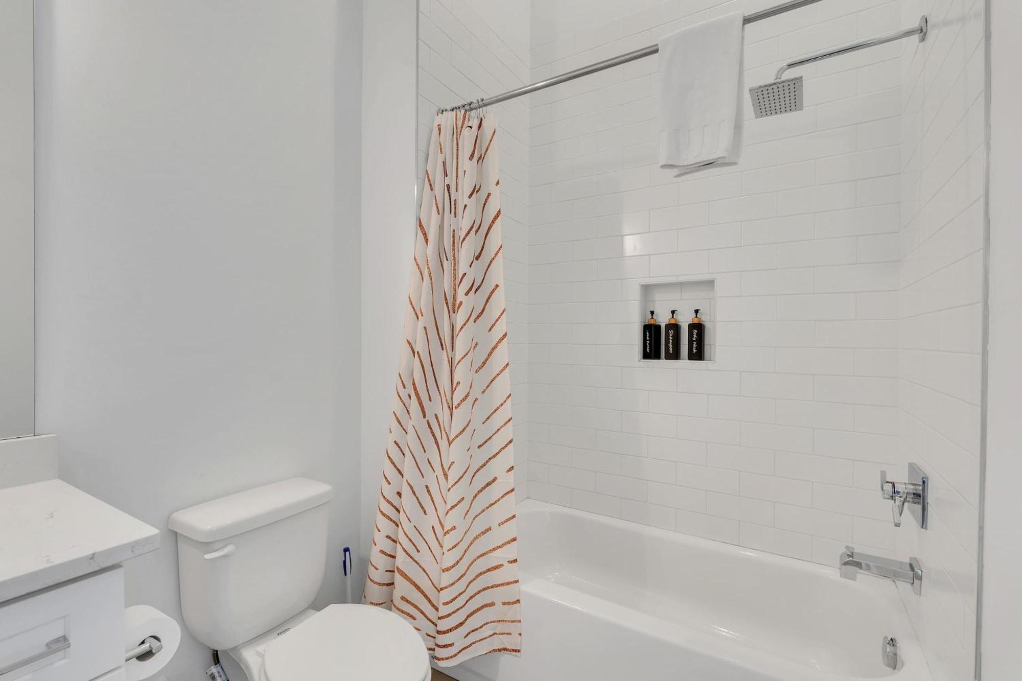 Holiday home 3 Lux Homes Huge Rooftop 2mi To Broadway Sleeps 36