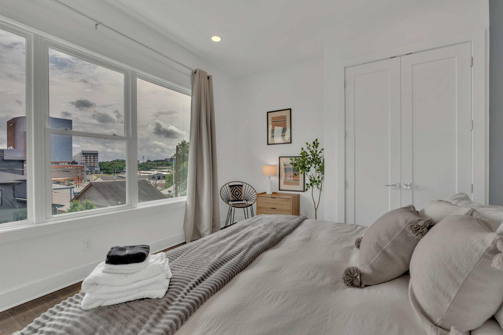 Holiday home 3 Lux Homes Huge Rooftop 2mi To Broadway Sleeps 36